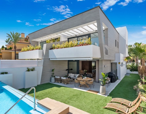 EXQUISITA CASA ADOSADA DE 5 DORMITORIOS EN LAS RESIDENCIAS BANUS BAY
