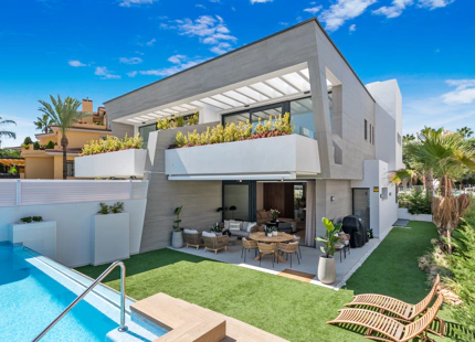 EXQUISITA CASA ADOSADA DE 5 DORMITORIOS EN LAS RESIDENCIAS BANUS BAY
