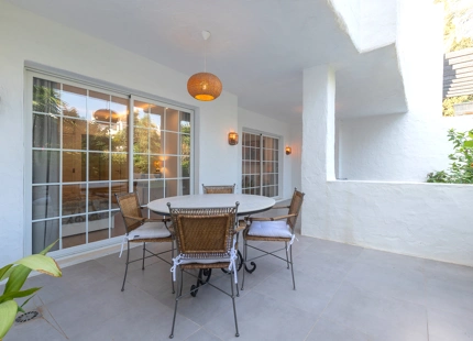 ELEGANTE APARTAMENTO DE 2 DORMITORIOS EN PUENTE ROMANO CON TERRAZA PRIVADA
