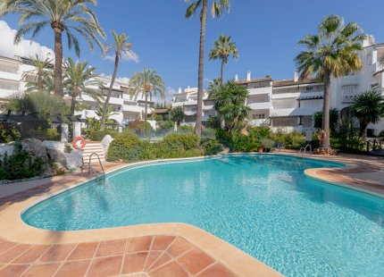 ELEGANTE APARTAMENTO DE 2 DORMITORIOS EN PUENTE ROMANO CON TERRAZA PRIVADA