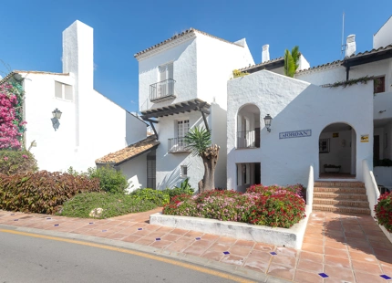 ELEGANTE APARTAMENTO DE 2 DORMITORIOS EN PUENTE ROMANO CON TERRAZA PRIVADA