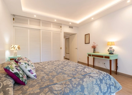 ELEGANTE APARTAMENTO DE 2 DORMITORIOS EN PUENTE ROMANO CON TERRAZA PRIVADA