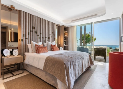 EXCEPTIONAL FRONTLINE BEACH APARTMENT IN PUENTE ROMANO WITH BREATHTAKING SEA VIEWS