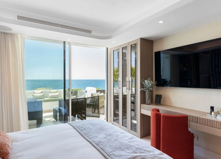 EXCEPTIONAL FRONTLINE BEACH APARTMENT IN PUENTE ROMANO WITH BREATHTAKING SEA VIEWS