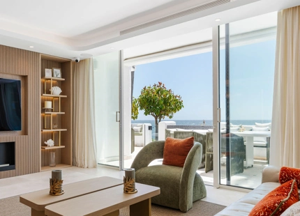 EXCEPTIONAL FRONTLINE BEACH APARTMENT IN PUENTE ROMANO WITH BREATHTAKING SEA VIEWS