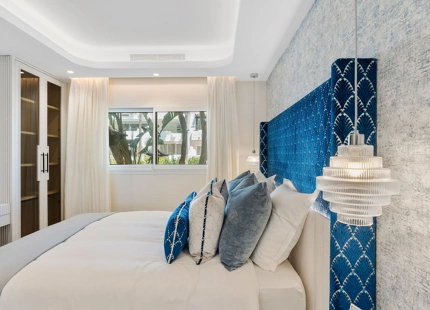 EXCEPTIONAL FRONTLINE BEACH APARTMENT IN PUENTE ROMANO WITH BREATHTAKING SEA VIEWS
