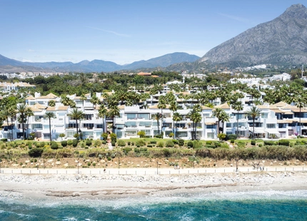 EXCEPTIONAL FRONTLINE BEACH APARTMENT IN PUENTE ROMANO WITH BREATHTAKING SEA VIEWS
