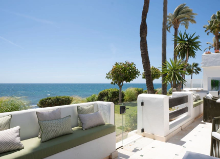 EXCEPTIONAL FRONTLINE BEACH APARTMENT IN PUENTE ROMANO WITH BREATHTAKING SEA VIEWS