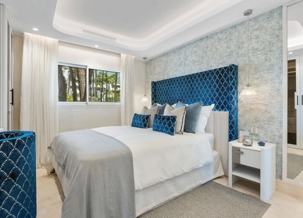 EXCEPTIONAL FRONTLINE BEACH APARTMENT IN PUENTE ROMANO WITH BREATHTAKING SEA VIEWS