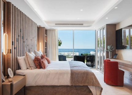 EXCEPTIONAL FRONTLINE BEACH APARTMENT IN PUENTE ROMANO WITH BREATHTAKING SEA VIEWS