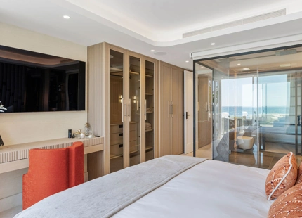 EXCEPTIONAL FRONTLINE BEACH APARTMENT IN PUENTE ROMANO WITH BREATHTAKING SEA VIEWS