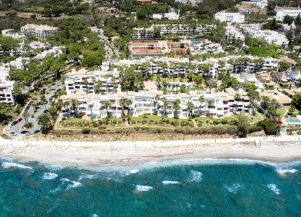 EXCEPTIONAL FRONTLINE BEACH APARTMENT IN PUENTE ROMANO WITH BREATHTAKING SEA VIEWS