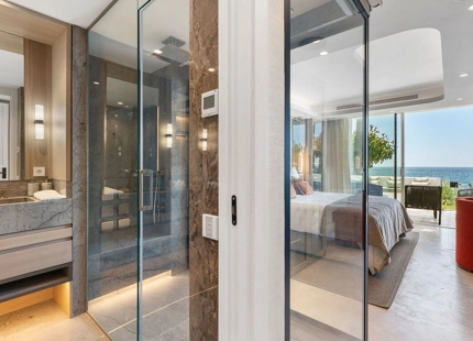 EXCEPTIONAL FRONTLINE BEACH APARTMENT IN PUENTE ROMANO WITH BREATHTAKING SEA VIEWS