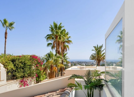 STUNNING TOWNHOUSE IN LA QUINTA HILLS WITH ROOFTOP TERRACE AND PANORAMIC VIEWS