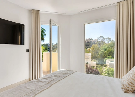 STUNNING TOWNHOUSE IN LA QUINTA HILLS WITH ROOFTOP TERRACE AND PANORAMIC VIEWS