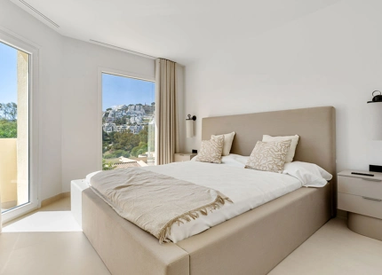 STUNNING TOWNHOUSE IN LA QUINTA HILLS WITH ROOFTOP TERRACE AND PANORAMIC VIEWS