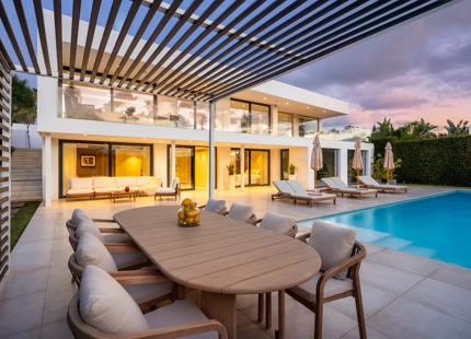 EXCEPCIONAL VILLA EN PRIMERA LÍNEA DE GOLF EN NUEVA ANDALUCÍA CON VISTAS IMPRESIONANTES