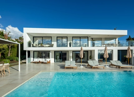 EXCEPCIONAL VILLA EN PRIMERA LÍNEA DE GOLF EN NUEVA ANDALUCÍA CON VISTAS IMPRESIONANTES