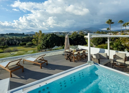 EXCEPCIONAL VILLA EN PRIMERA LÍNEA DE GOLF EN NUEVA ANDALUCÍA CON VISTAS IMPRESIONANTES