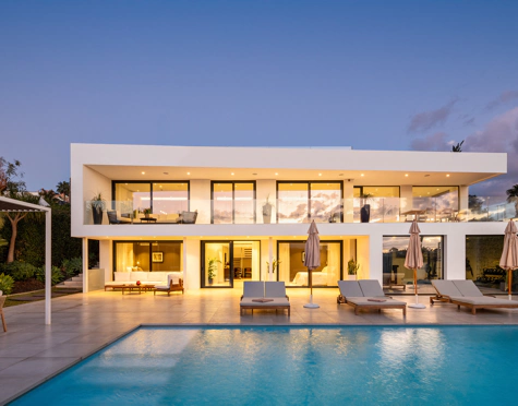 EXCEPCIONAL VILLA EN PRIMERA LÍNEA DE GOLF EN NUEVA ANDALUCÍA CON VISTAS IMPRESIONANTES