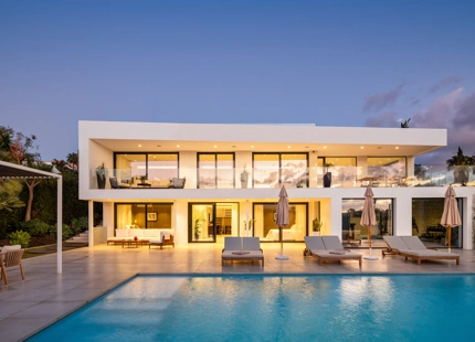 EXCEPCIONAL VILLA EN PRIMERA LÍNEA DE GOLF EN NUEVA ANDALUCÍA CON VISTAS IMPRESIONANTES