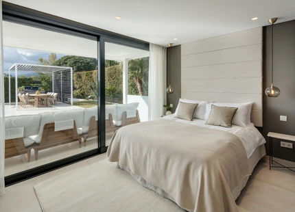 EXCEPCIONAL VILLA EN PRIMERA LÍNEA DE GOLF EN NUEVA ANDALUCÍA CON VISTAS IMPRESIONANTES