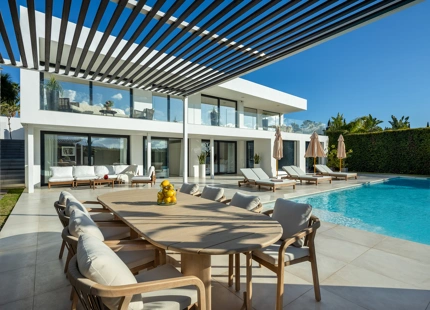 EXCEPCIONAL VILLA EN PRIMERA LÍNEA DE GOLF EN NUEVA ANDALUCÍA CON VISTAS IMPRESIONANTES