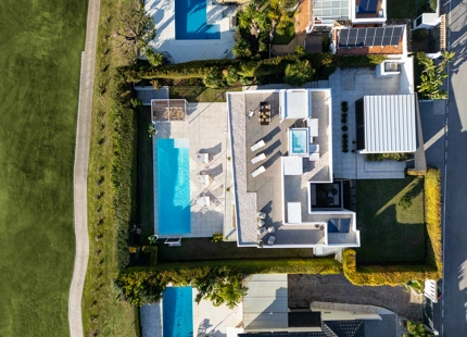 EXCEPCIONAL VILLA EN PRIMERA LÍNEA DE GOLF EN NUEVA ANDALUCÍA CON VISTAS IMPRESIONANTES