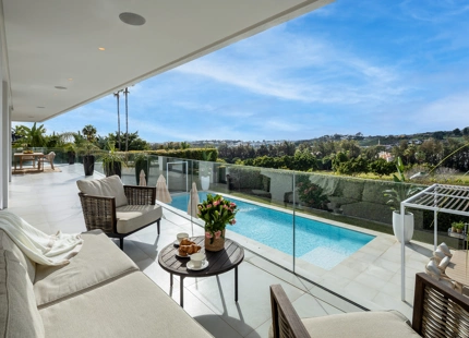 EXCEPCIONAL VILLA EN PRIMERA LÍNEA DE GOLF EN NUEVA ANDALUCÍA CON VISTAS IMPRESIONANTES