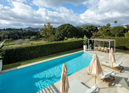 EXCEPCIONAL VILLA EN PRIMERA LÍNEA DE GOLF EN NUEVA ANDALUCÍA CON VISTAS IMPRESIONANTES