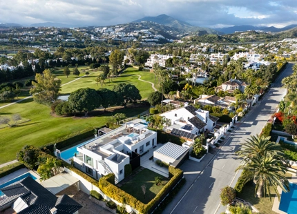 EXCEPCIONAL VILLA EN PRIMERA LÍNEA DE GOLF EN NUEVA ANDALUCÍA CON VISTAS IMPRESIONANTES