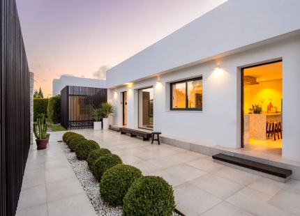 EXCEPCIONAL VILLA EN PRIMERA LÍNEA DE GOLF EN NUEVA ANDALUCÍA CON VISTAS IMPRESIONANTES