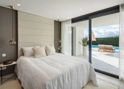 EXCEPCIONAL VILLA EN PRIMERA LÍNEA DE GOLF EN NUEVA ANDALUCÍA CON VISTAS IMPRESIONANTES