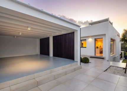 EXCEPCIONAL VILLA EN PRIMERA LÍNEA DE GOLF EN NUEVA ANDALUCÍA CON VISTAS IMPRESIONANTES