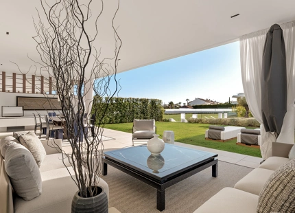 EXCEPCIONAL VILLA DE 4 DORMITORIOS EN LA MILLA DE ORO DE MARBELLA CON AMENIDADES INIGUALABLES