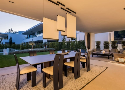 EXCEPCIONAL VILLA DE 4 DORMITORIOS EN LA MILLA DE ORO DE MARBELLA CON AMENIDADES INIGUALABLES
