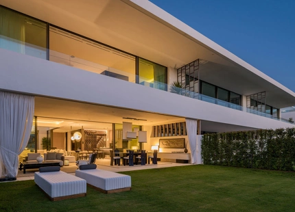 EXCEPCIONAL VILLA DE 4 DORMITORIOS EN LA MILLA DE ORO DE MARBELLA CON AMENIDADES INIGUALABLES