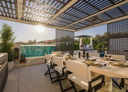 EXCEPCIONAL VILLA DE 4 DORMITORIOS EN LA MILLA DE ORO DE MARBELLA CON AMENIDADES INIGUALABLES