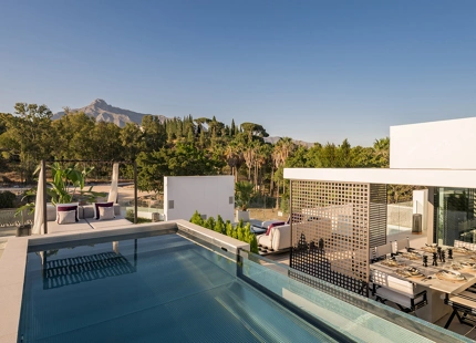 EXCEPCIONAL VILLA DE 4 DORMITORIOS EN LA MILLA DE ORO DE MARBELLA CON AMENIDADES INIGUALABLES