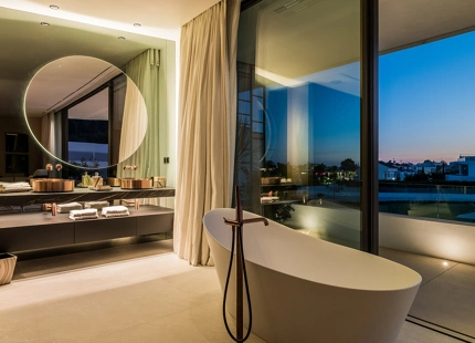 EXCEPCIONAL VILLA DE 4 DORMITORIOS EN LA MILLA DE ORO DE MARBELLA CON AMENIDADES INIGUALABLES