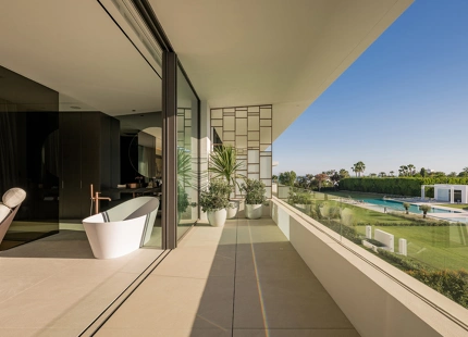 EXCEPCIONAL VILLA DE 4 DORMITORIOS EN LA MILLA DE ORO DE MARBELLA CON AMENIDADES INIGUALABLES