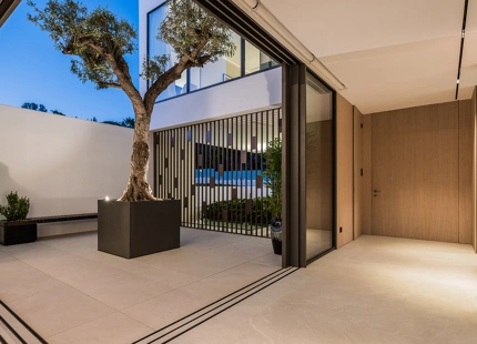 EXCEPCIONAL VILLA DE 4 DORMITORIOS EN LA MILLA DE ORO DE MARBELLA CON AMENIDADES INIGUALABLES
