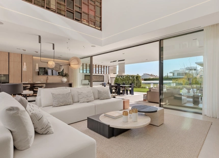EXCEPCIONAL VILLA DE 4 DORMITORIOS EN LA MILLA DE ORO DE MARBELLA CON AMENIDADES INIGUALABLES