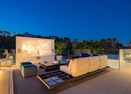EXCEPCIONAL VILLA DE 4 DORMITORIOS EN LA MILLA DE ORO DE MARBELLA CON AMENIDADES INIGUALABLES