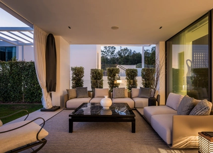 EXCEPCIONAL VILLA DE 4 DORMITORIOS EN LA MILLA DE ORO DE MARBELLA CON AMENIDADES INIGUALABLES