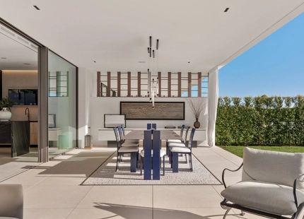 EXCEPCIONAL VILLA DE 4 DORMITORIOS EN LA MILLA DE ORO DE MARBELLA CON AMENIDADES INIGUALABLES