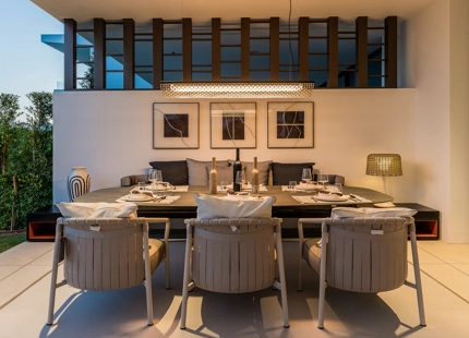 VILLA LUJOSA CON IMPRESIONANTES VISTAS AL MAR Y A LA MONTAÑA EN LA MILLA DE ORO DE MARBELLA