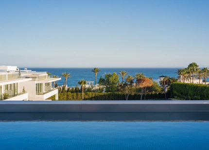 VILLA LUJOSA CON IMPRESIONANTES VISTAS AL MAR Y A LA MONTAÑA EN LA MILLA DE ORO DE MARBELLA