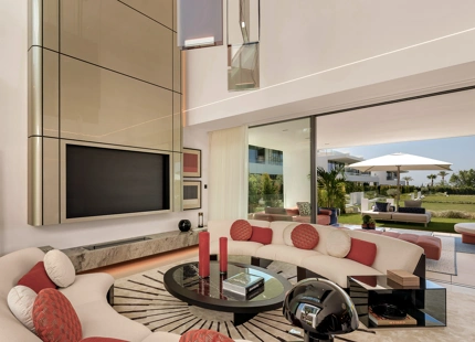 VILLA LUJOSA CON IMPRESIONANTES VISTAS AL MAR Y A LA MONTAÑA EN LA MILLA DE ORO DE MARBELLA