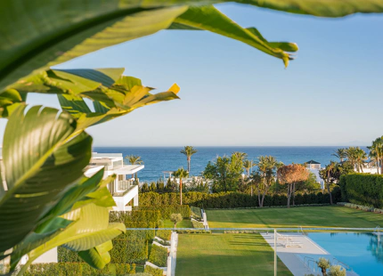 VILLA LUJOSA CON IMPRESIONANTES VISTAS AL MAR Y A LA MONTAÑA EN LA MILLA DE ORO DE MARBELLA